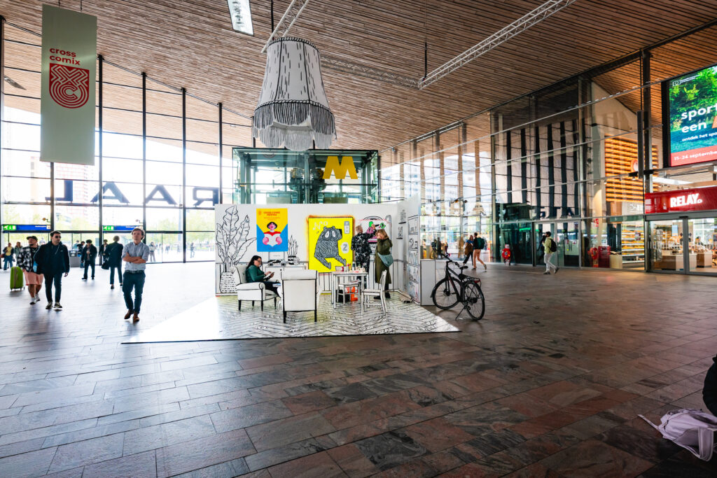 Cross Comix onthaalt het publiek op Rotterdam Centraal (foto: Michelle Urbiztondo)